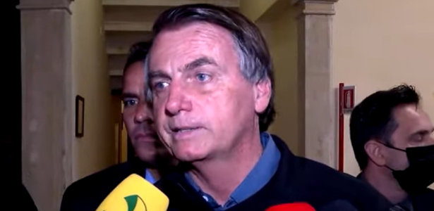 Bolsonaro em conversa com jornalistas na Itália