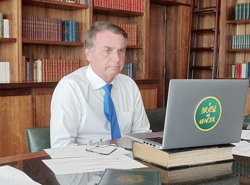 Entrevista de Bolsonaro contando sobre a desobrigação no uso de máscaras