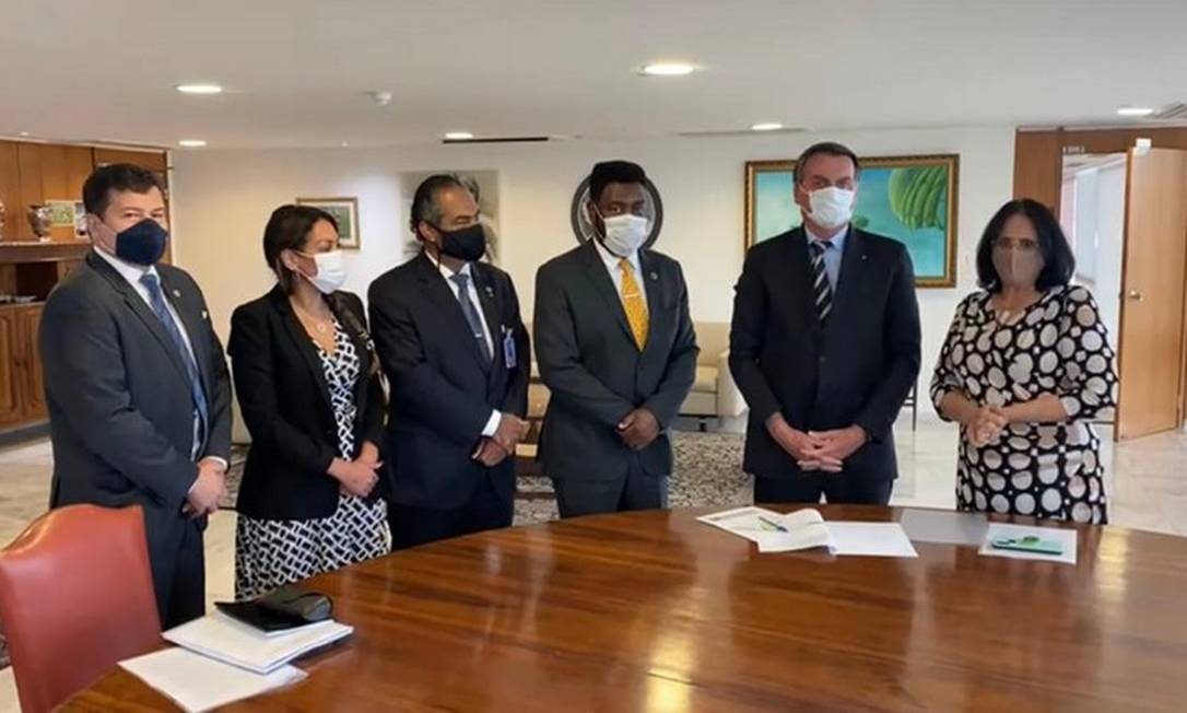 Imagem de Bolsonaro promulgando acordo antirracismo