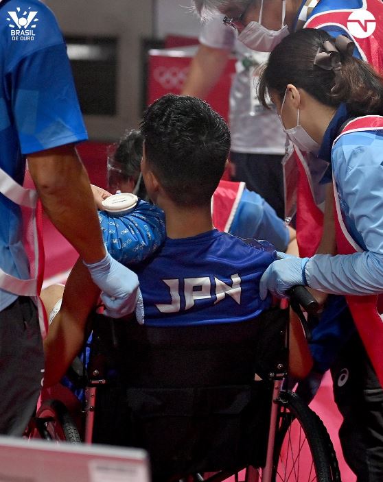 No boxe, japonês sai de cadeira de rodas, mas avança de fase