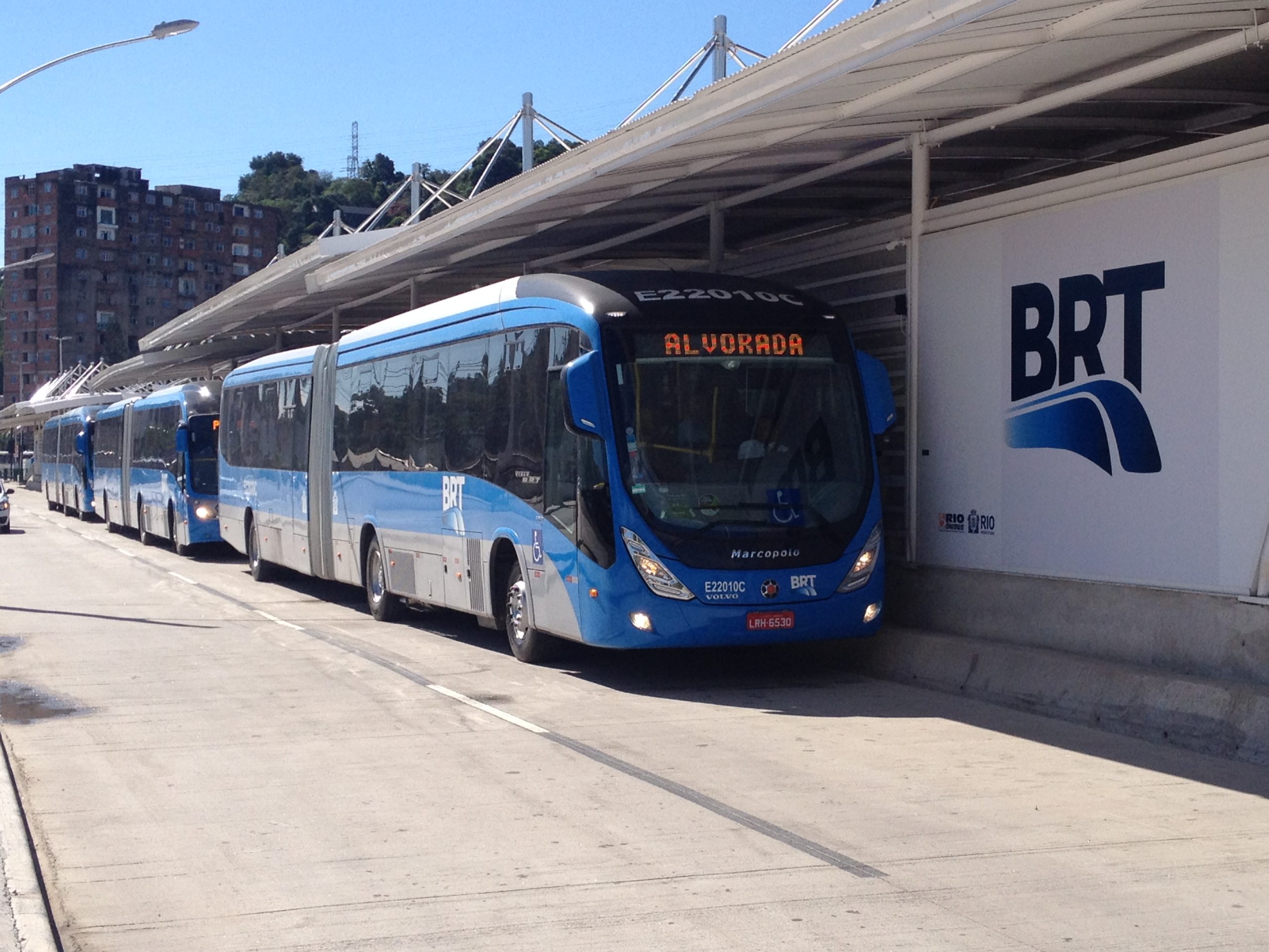 Imagem de um ônibus articulado do BRT