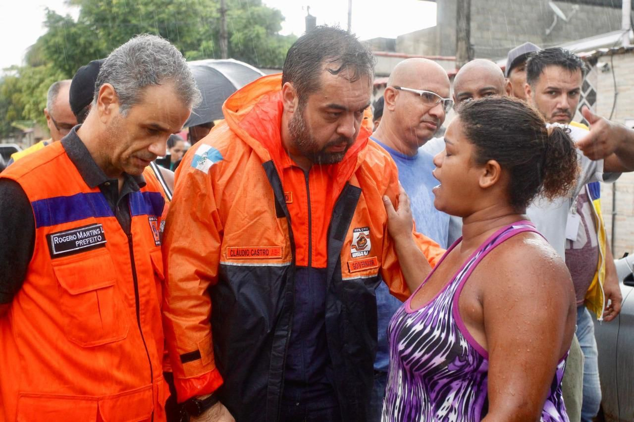 Cláudio Castro visita áreas atingidas por chuva na Baixada Fluminense