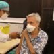 Caetano Veloso sendo vacinado
