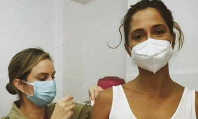 Camila Pitanga sendo imunizada com a segunda dose da vacina contra a Covid