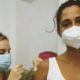 Camila Pitanga sendo imunizada com a segunda dose da vacina contra a Covid