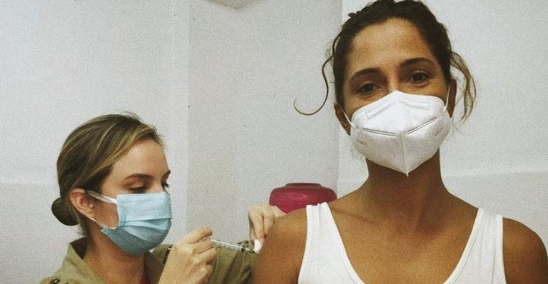 Camila Pitanga sendo imunizada com a segunda dose da vacina contra a Covid