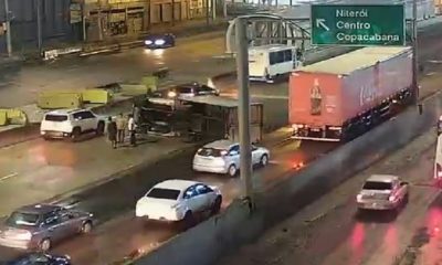 Caminhão tomba ocupando duas das três faixas da pista central da Avenida Brasil, no Caju, no sentido Centro.