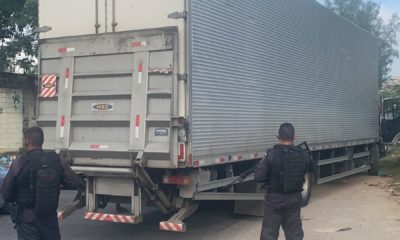 caminhã de carga recuperado em Costa Barros, na Zona Norte do Rio