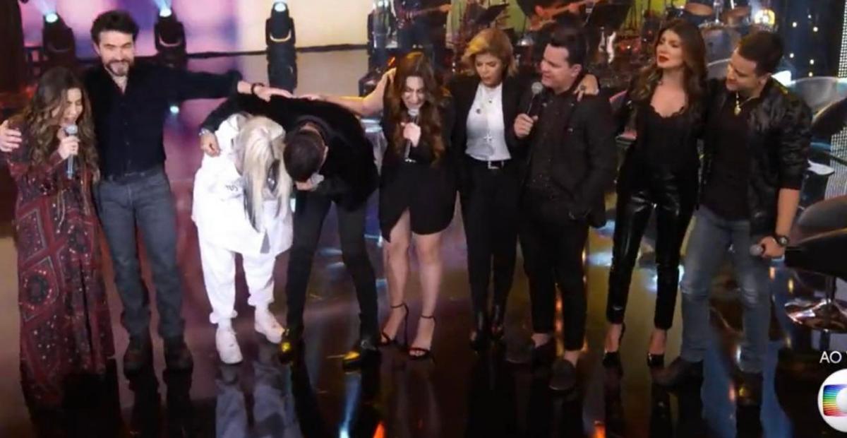 O "Domingão com Hulk exibiu, no último domingo, diversas homenagens para a Rainha da Sofrência, Marília Mendonça. Durante a atração, artistas como Luisa Sonza e Tierry se apresentaram com músicas da cantora morta em um acidente aéreo. No palco, os dois não aguentaram a emoção e choraram muito, fazendo com que todos que estavam no estúdio também se emossionassem. Confira abaixo: <blockquote class="twitter-tweet"><p lang="pt" dir="ltr">Está muito difícil segurar a emoção! <a href="https://twitter.com/luisasonza?ref_src=twsrc%5Etfw">@luisasonza</a> e <a href="https://twitter.com/tierry?ref_src=twsrc%5Etfw">@tierry</a> cantam "Graveto" com a ajuda de todos. ? <a href="https://twitter.com/hashtag/Doming%C3%A3o?src=hash&ref_src=twsrc%5Etfw">#Domingão</a> <a href="https://t.co/roPLwxCBrf">pic.twitter.com/roPLwxCBrf</a></p>— Domingão com Huck (@domingao) <a href="https://twitter.com/domingao/status/1457481415197696000?ref_src=twsrc%5Etfw">November 7, 2021</a></blockquote> <script async src="https://platform.twitter.com/widgets.js" charset="utf-8"></script> Marília Mendonça morreu em um acidente aéreo no interior de Minas Gerais, na sexta-feira (05), onde faria uma apresentação.