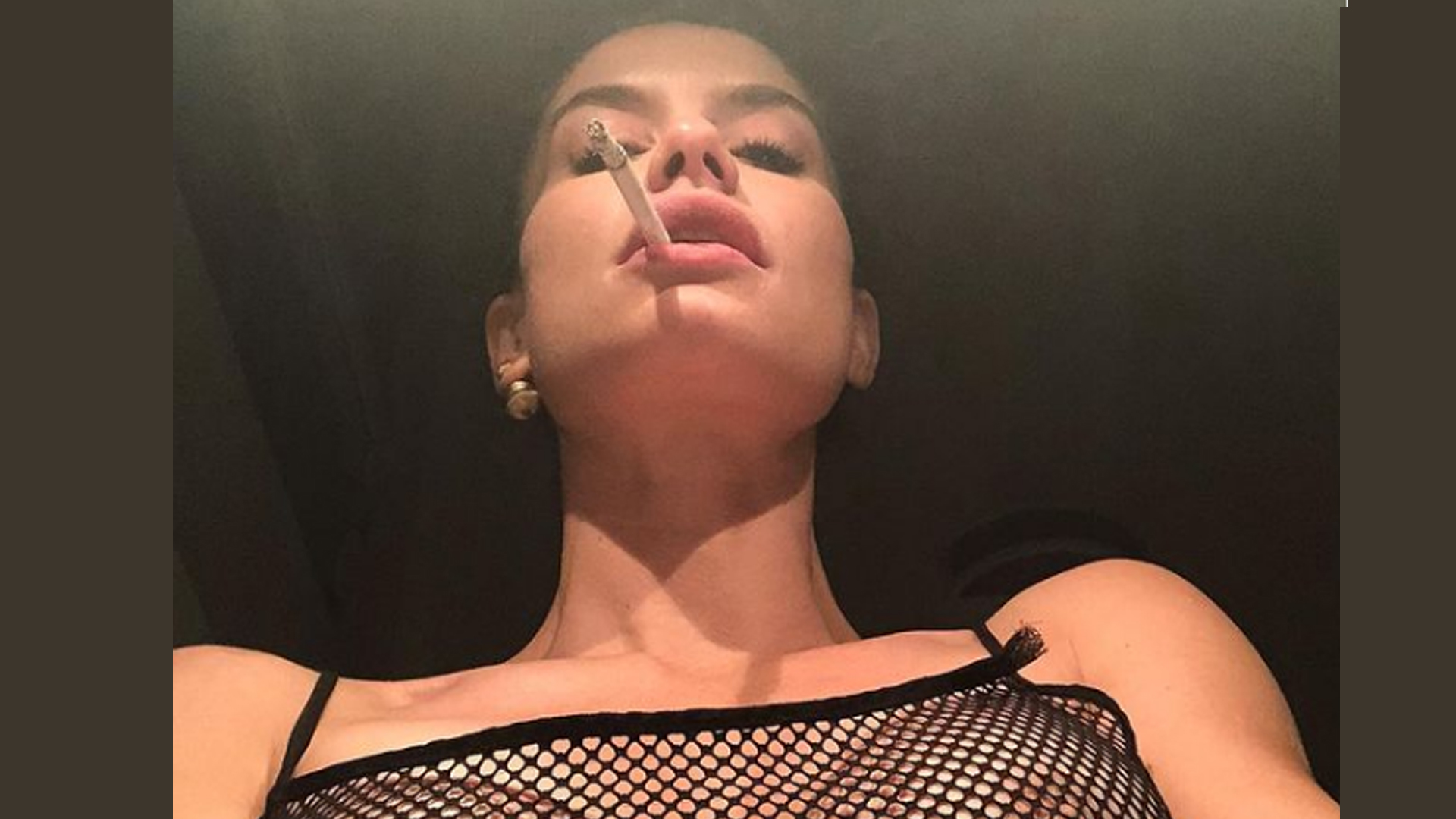 Alinne Moraes posando com cigarro na boca