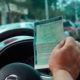 motorista segurando documento do IPVA