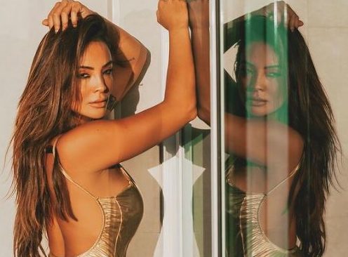 Carol Nakamura posando no instagram