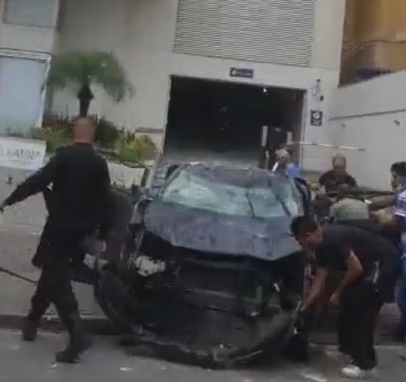 carro modelo Honda WR-V destruído após cair do segundo andar de prédio em Nova Iguaçu