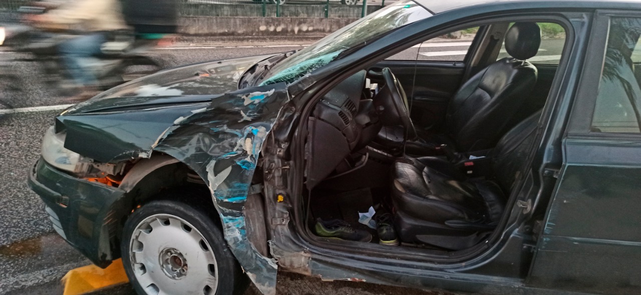Carro de passeio que atingiu o articulado do BRT