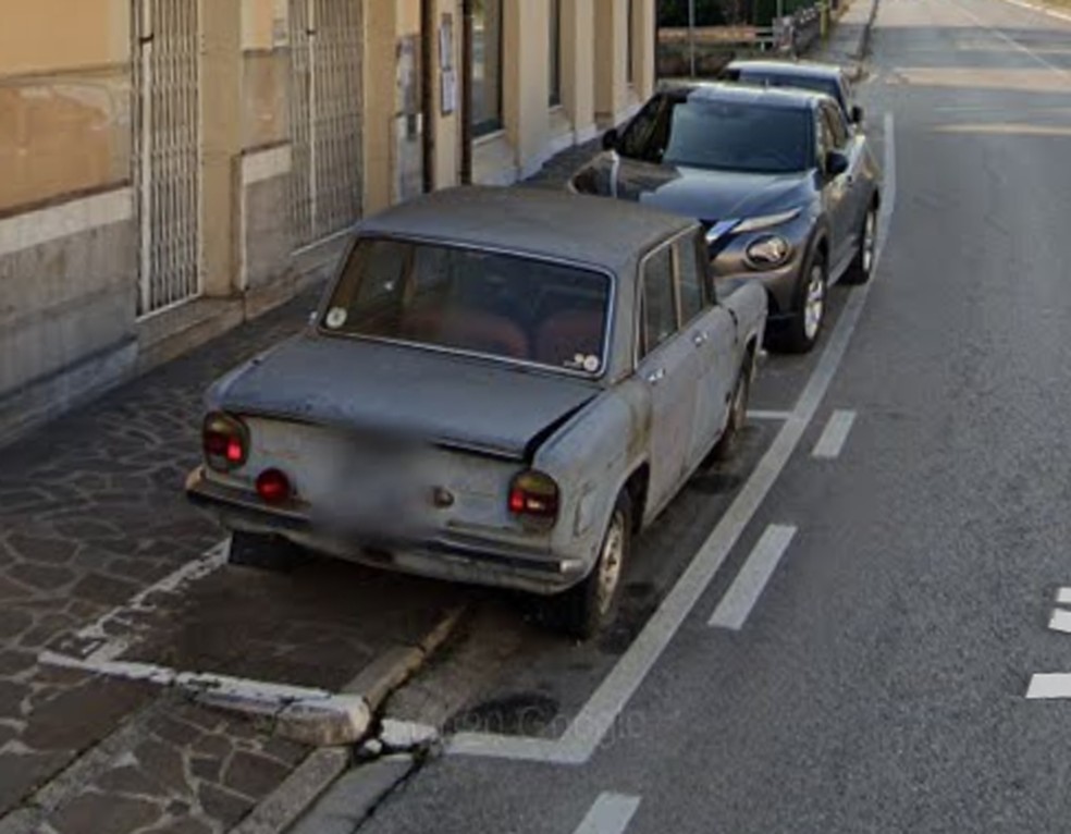 Carro fica estacionado no mesmo local por mais de 4 décadas na Itália 