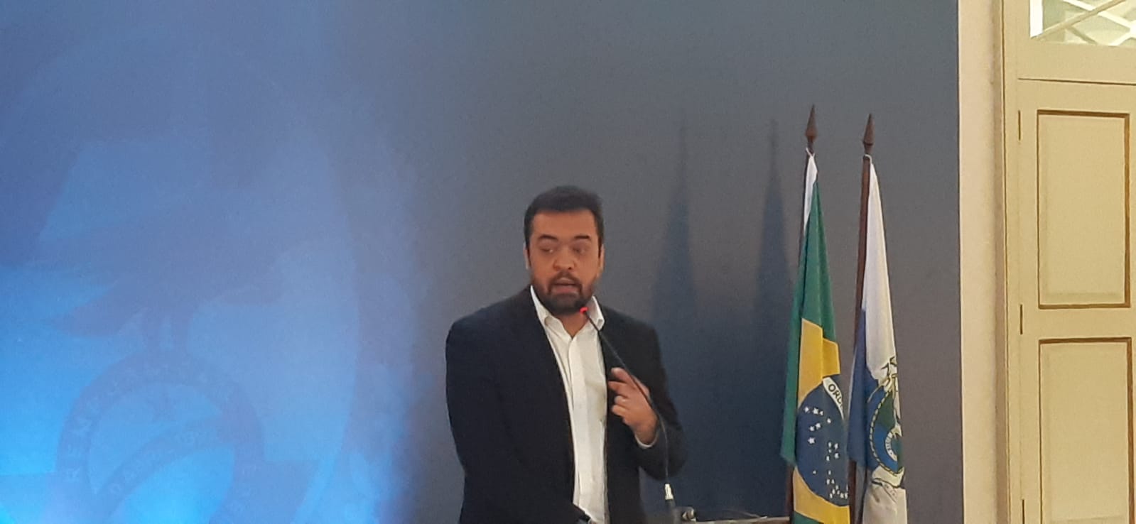 Imagem do governador Cláudio Castro no Palácio Guanabara
