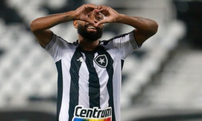 Chay fazendo coração na comemoração do gol pelo Botafogo na Série B