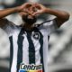 Chay fazendo coração na comemoração do gol pelo Botafogo na Série B