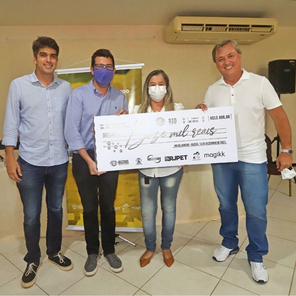 Imagem do secretário de agricultura recebendo o cheque simbólico