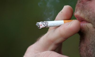 homem fumando cigarro