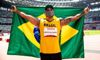 Claudiney dos Santos com a bandeira do brasil nos jogos paralímpicos