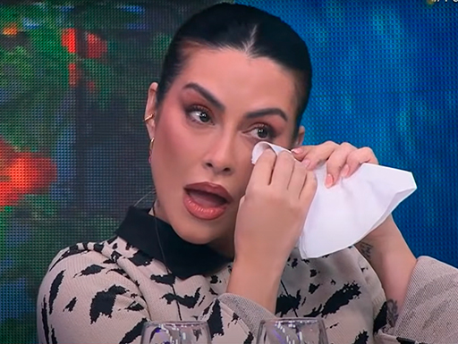 Cleo se emociona com homenagens de familiares no Faustão na Band