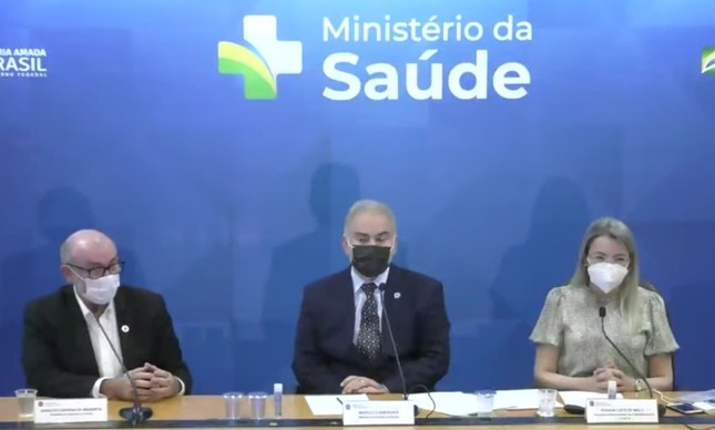 Marcelo Queiroga, entre os secretários de Vigilância, Arnaldo Medeiros, e da Covid, Rosana