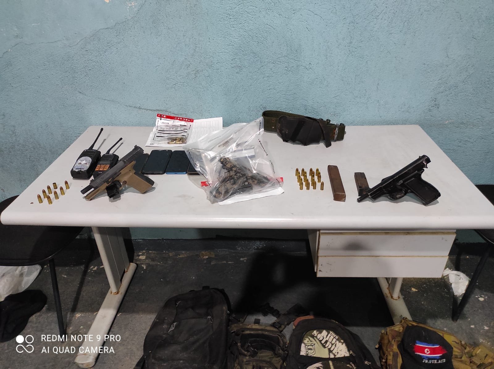 armas, munições e equipamentos apreendidos pela polícia após confronto com criminosos