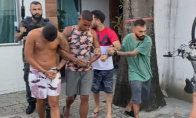 criminosos sendo conduzidos por agente da 42ªDP