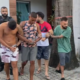 criminosos sendo conduzidos por agente da 42ªDP
