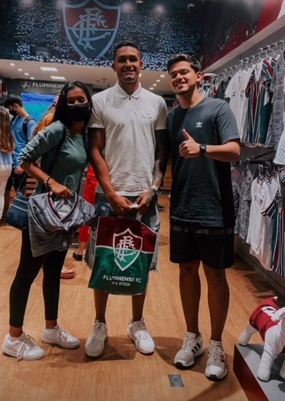 Cristiano com a mulher numa das lojas do Fluminense