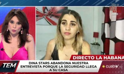 Dina Stars concedia uma entrevista quando foi detida por policiais em seu própria casa