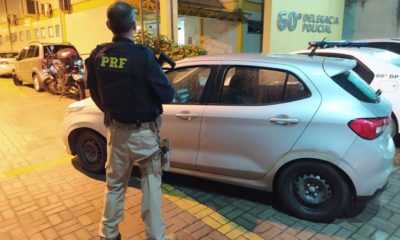 Imagem de um carro e um agente da PRF