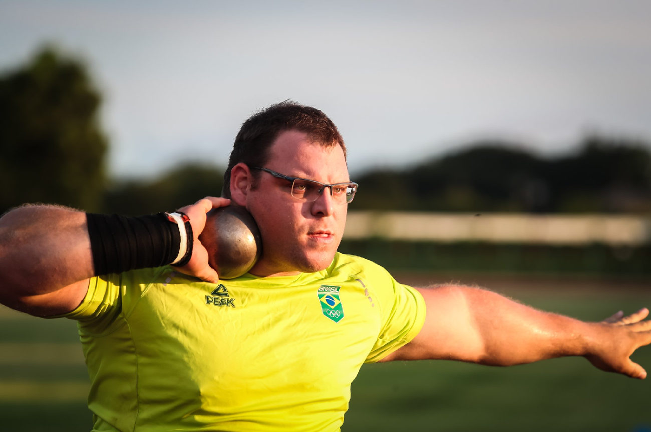 Brasileiro atinge marca e se classifica para a final do arremesso de peso