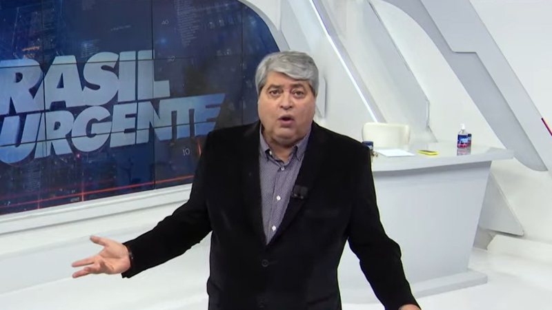 Datena perdeu a paciência no Brasil Urgente, desta segunda-feira (28). É que o apresentador se irritou com a ausência de uma repórter durante a programação. Ele, inclusive, ameaçou deixar o programa. O apresentador estava noticiando a morte de um motorista de aplicativo, quando chamou o repórter ao vivo. Na ocasião, Datena não recebeu resposta. “Cadê o Marcelo, hein? Eu falo com o cara, o cara não aparece, velho. De repente eu fico aqui numa situação complicada. Pois não, Marcelo… Garraffa!”, diz ele. Após a reclamação de Datena, o repórter respondeu e passou as informações sobre o caso. “Só pedir para esses caras ficarem espertos aí, porque tem que entrar toda hora aqui”, diz ele. Em seguida, ele chama outro repórter e ameaça: “Lucas Martins, por gentileza… Se não entrar, quem vai embora daqui sou eu", disparou o jornalista.