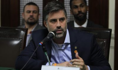 Deputado estadual Alexandre Freitas discursando em plenário da Assembleia Legislativa do Rio de Janeiro