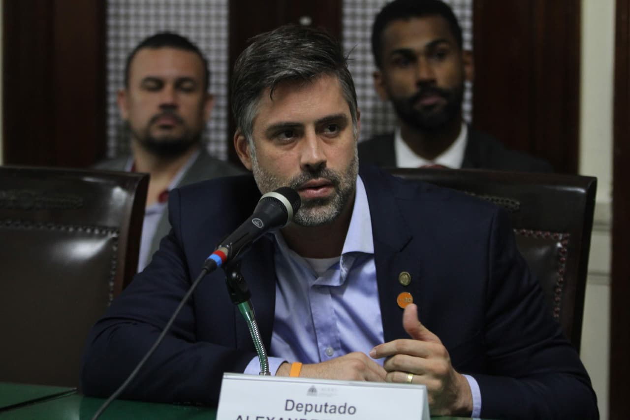 Deputado estadual Alexandre Freitas discursando em plenário da Assembleia Legislativa do Rio de Janeiro