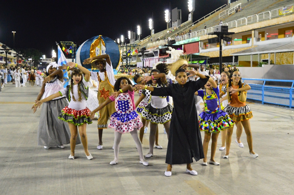 Crianças desfilando no carnaval