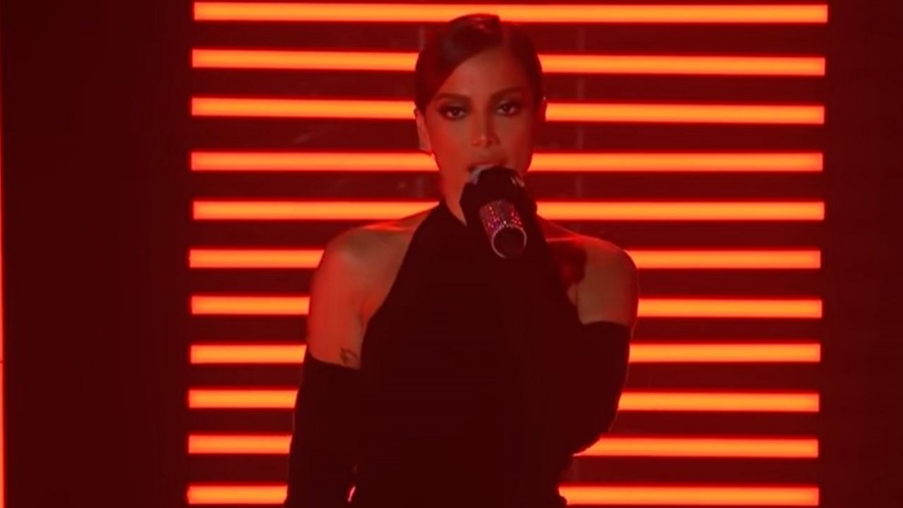 Anitta performa "Faking Love" pela primeira vez na televisão