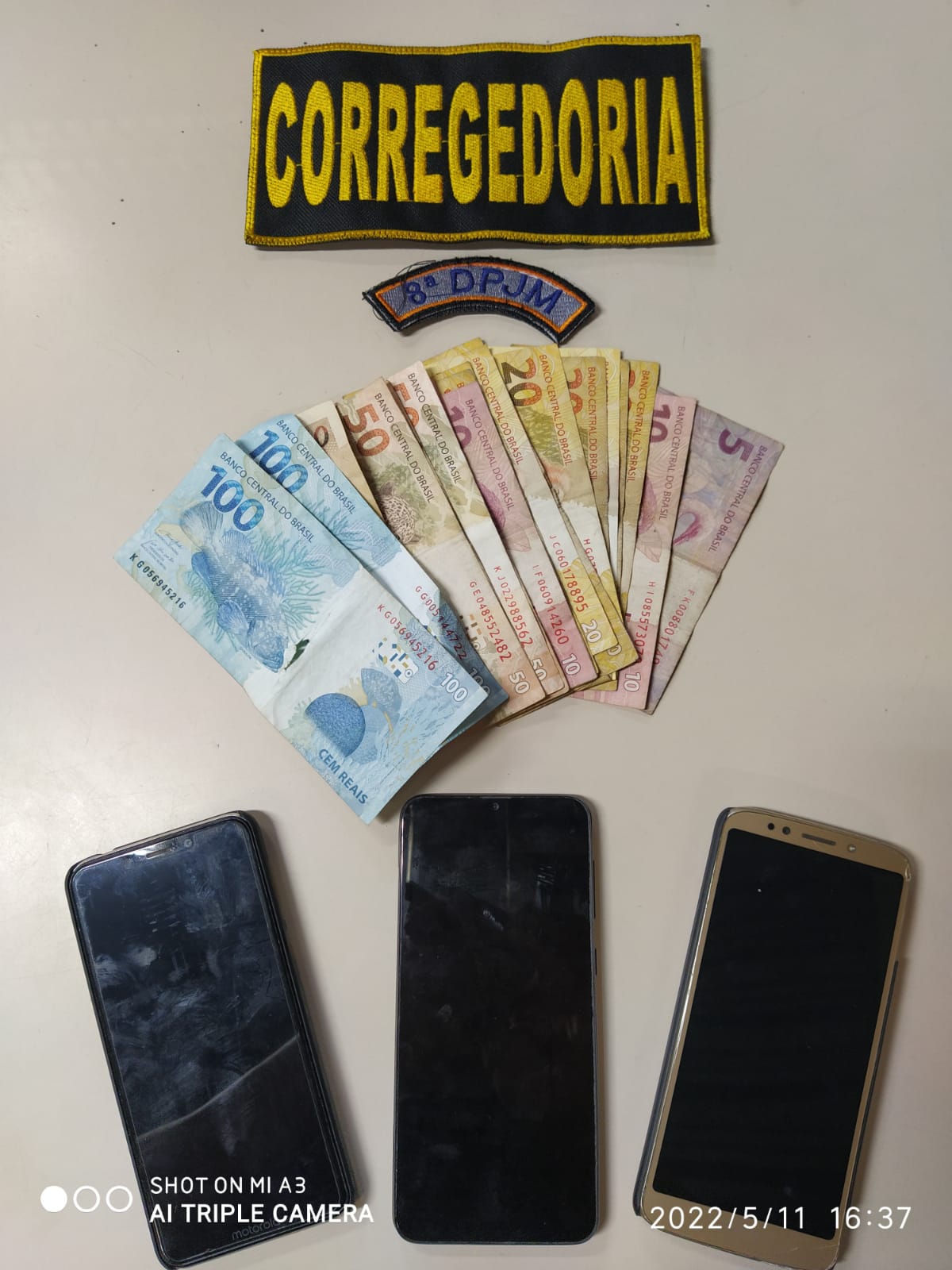 dinheiro e celulares apreendidos