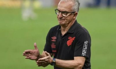 Técnico Dorival Júnior comandando o Athletico-PR, seu último clube