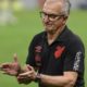 Técnico Dorival Júnior comandando o Athletico-PR, seu último clube