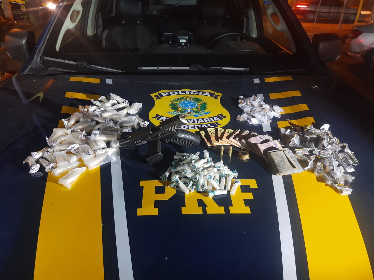 drogas e arma apreendidos