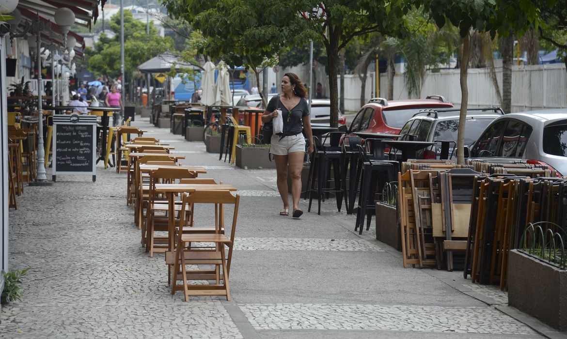 imagem de uma mulher andando na rua