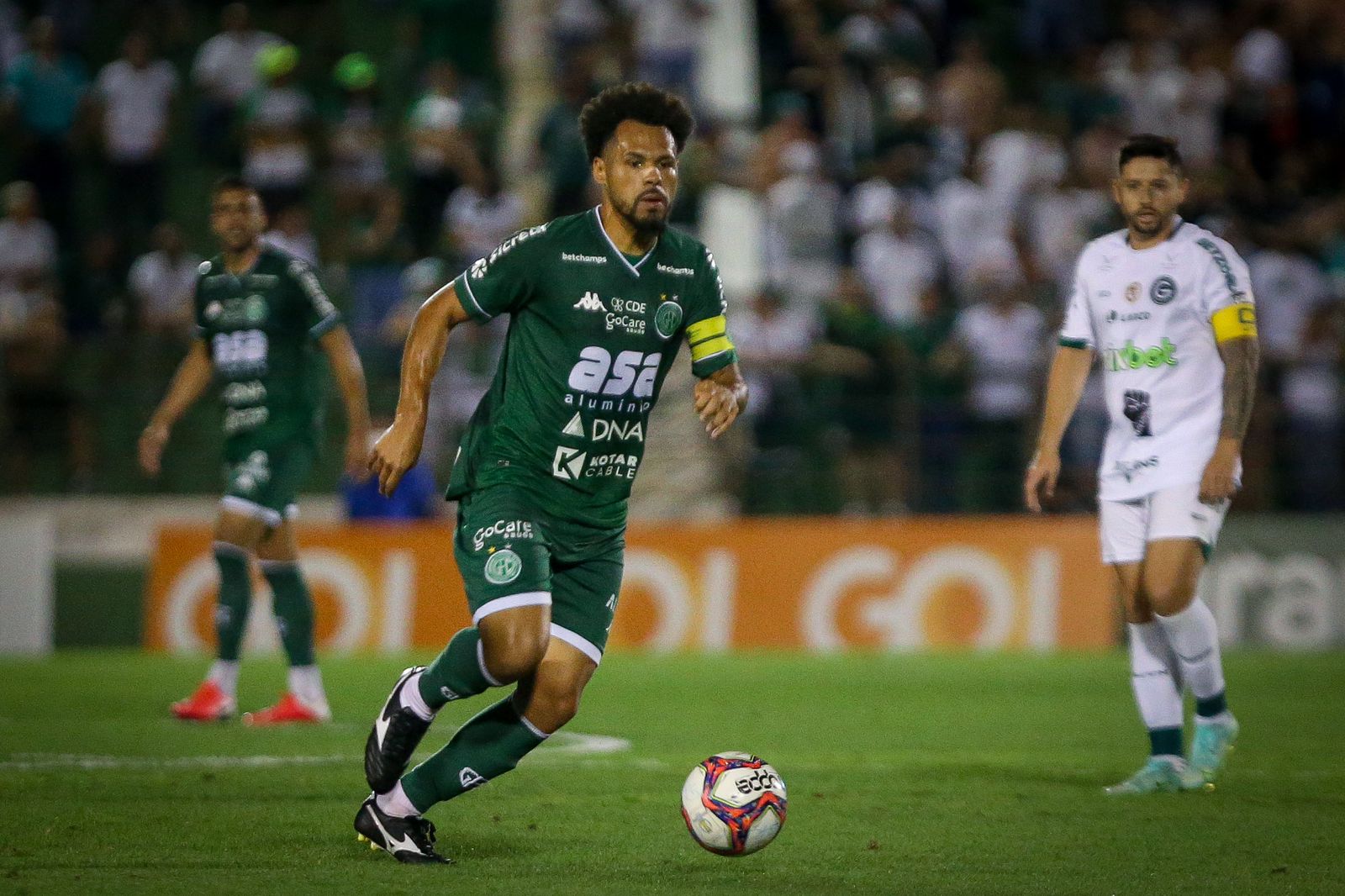 Volante Bruno Silva em ação pelo Guarani na Série B do Campeonato Brasileiro