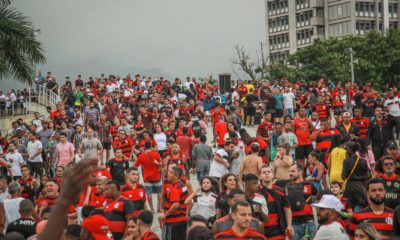 Torcidas de Fla-Flu vão chegando ao Maracanã para final do Campeonato Carioca