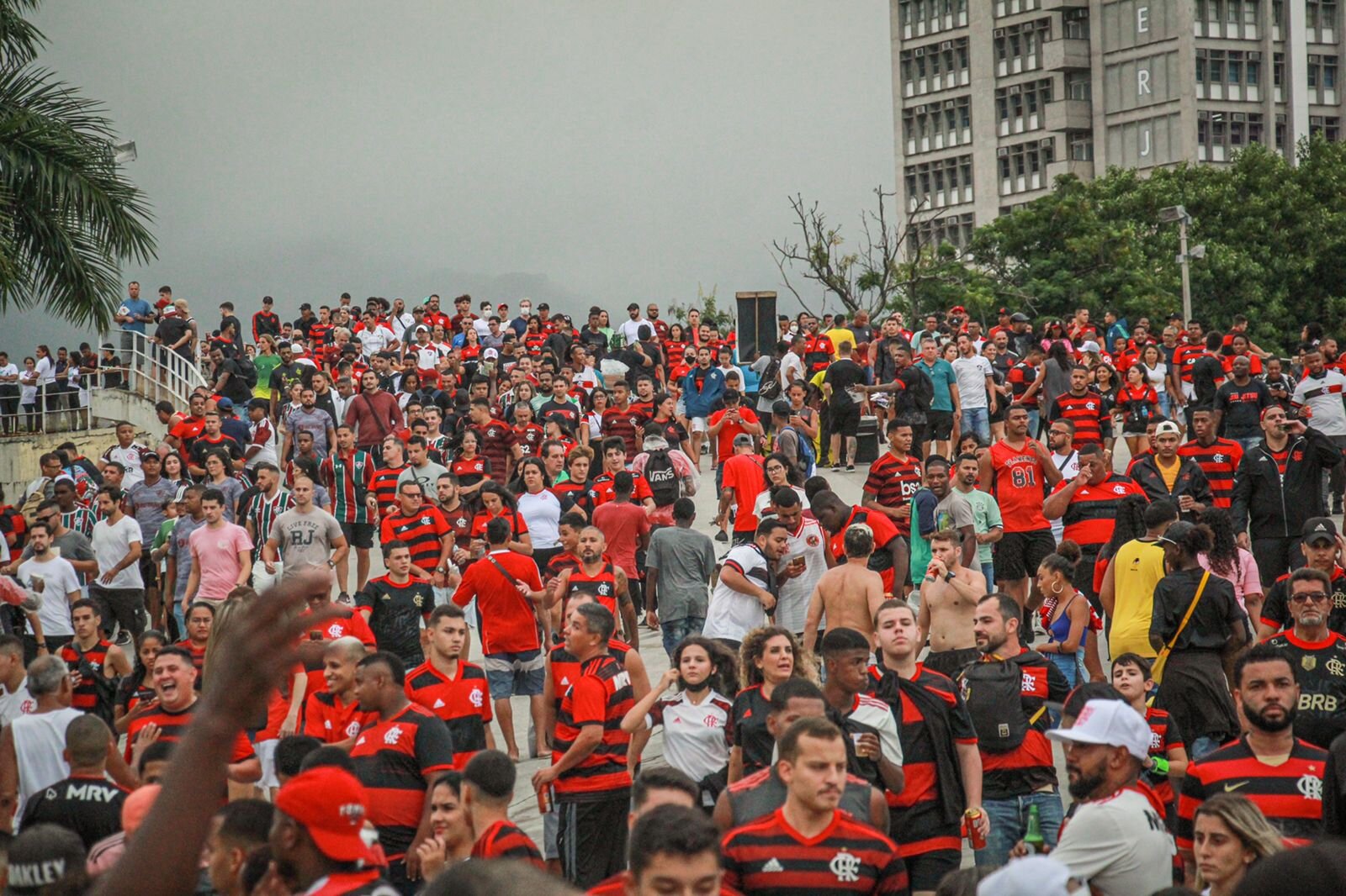 Torcidas de Fla-Flu vão chegando ao Maracanã para final do Campeonato Carioca