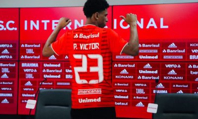 Paulo Victor mostrando número da camisa na apresentação no Internacional