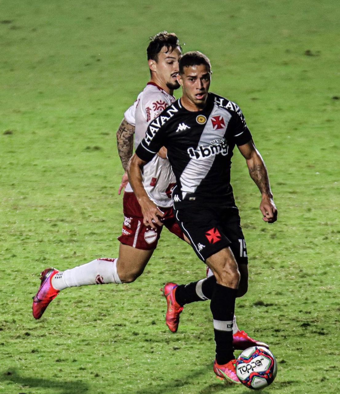 Figueiredo carregando a bola pelo Vasco em partida pela Série B do Campeonato Brasileiro