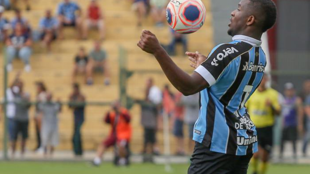 Autor de mais um gol, Elias lamenta empate e espera chance no grupo principal do Grêmio